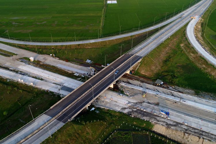 Suasana Simpang Susun Bandar di Tol Kertosono-Mojokerto, Jawa Timur, Minggu (18/6/2017). Tol Kertosono-Mojokerto termasuk dalam jaringan Tol Trans-Jawa dan Jalan tol ini dirancang sepanjang 40,5 kilometer.