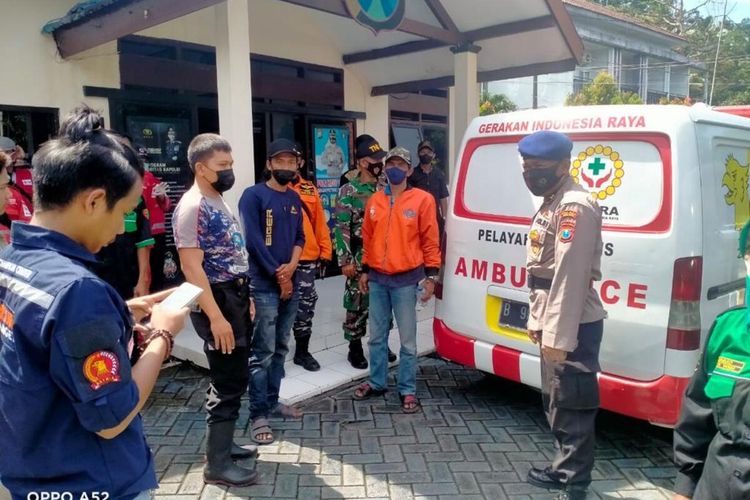 Petugas usai mengevakuasi korban kecelakaan laut di Pantai Batu Bengkung, Desa Gajahrejo, Kecamatan Gedangan, Kabupaten Malang, Jawa Timur, Sabtu (14/5/2022).