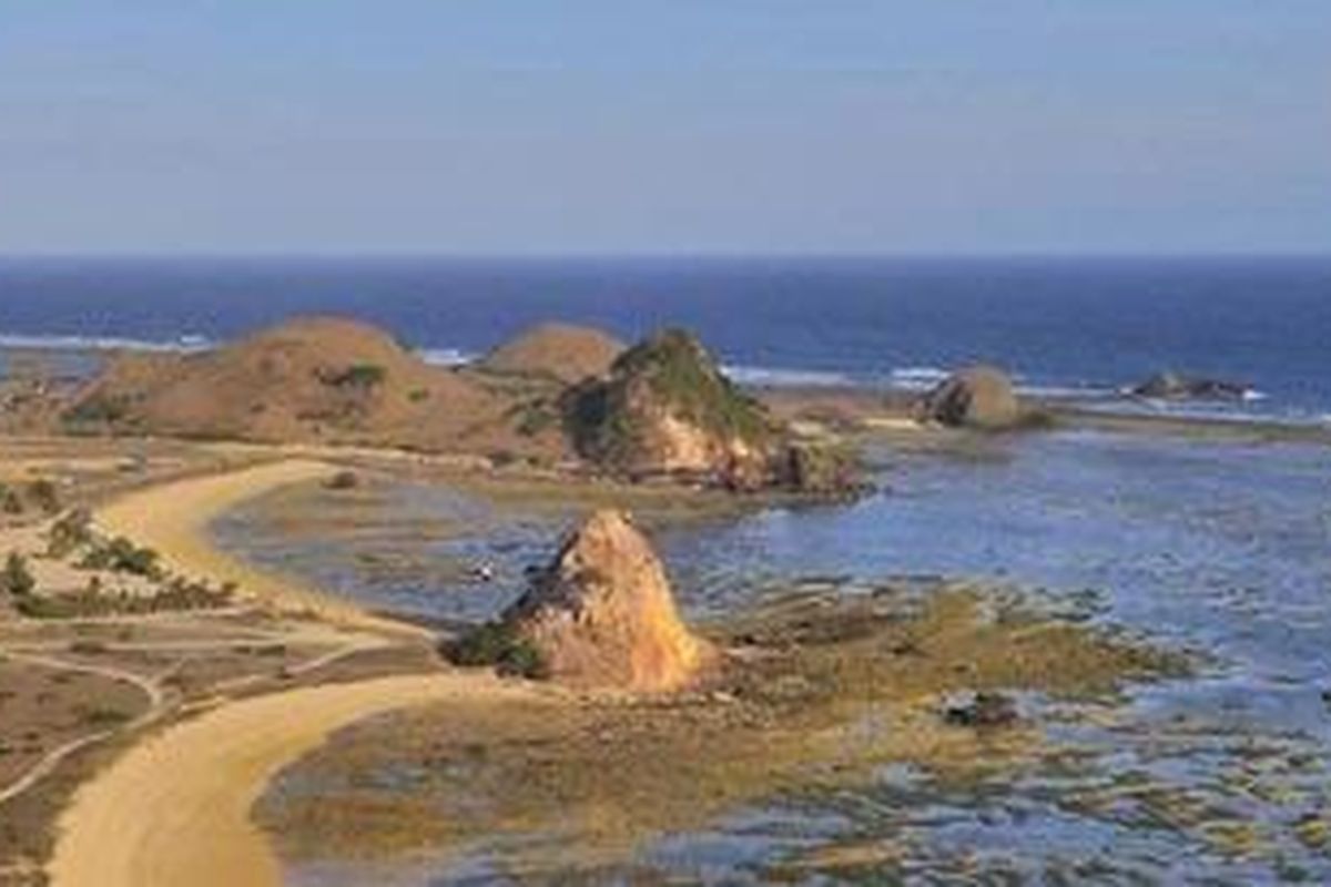 Pantai Kuta di Lombok Tengah, Nusa Tenggara Barat.