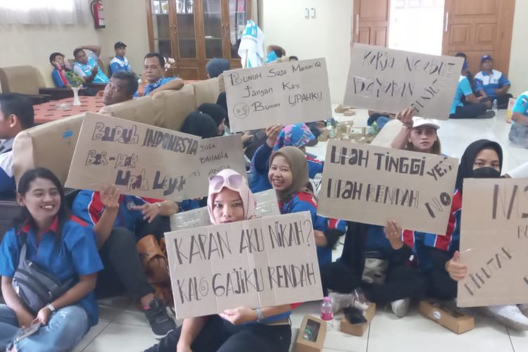 Pekerja yang tergabung dalam Gempur demonstrasi di DPRD Kabupaten Semarang menuntut upah layak, Rabu (29/11/2023).