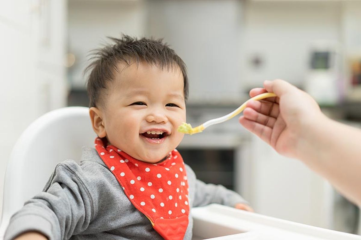 Ilustrasi bayi sedang makan. 