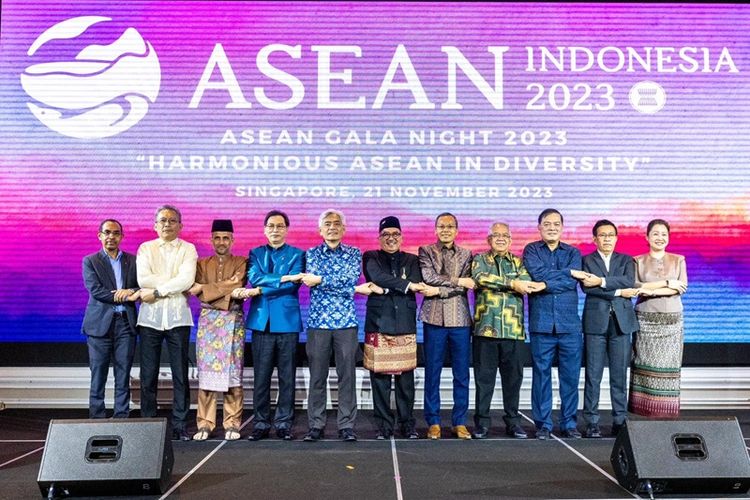 Duta Besar dari perwakilan negara-negara anggota ASEAN berfoto bersama di panggung ASEAN Gala Night di Orchard Hotel, Singapura, Selasa (21/11/2023).
