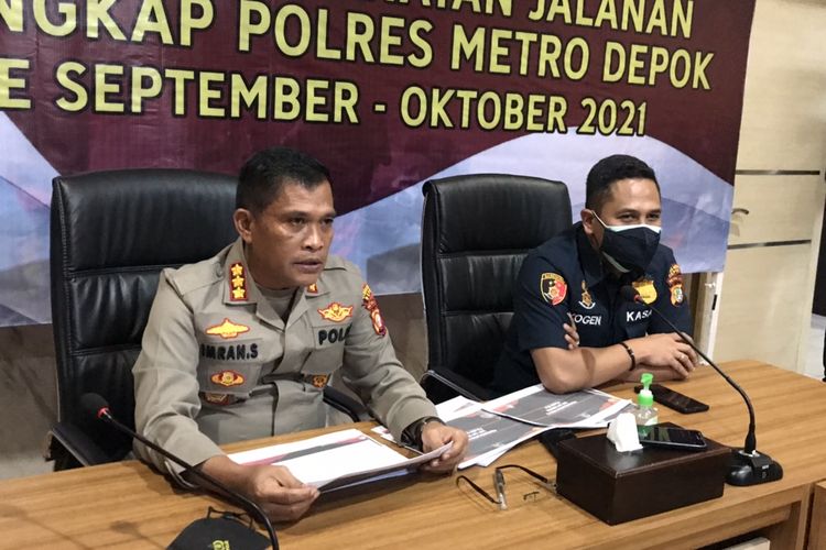 Kapolres Metro Depok, Kombes Imran Edwin Siregar dan Kepala Satuan Reserse Polres Metro Depok, AKBP Yogen Heroes Baruno saat merilis kasus tawuran yang menewaskan satu orang di Polres Metro Depok, Kamis (4/11/2021). 