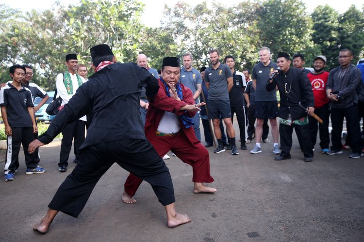 Legenda sepak bola Liverpool Gary McAllister, Jason McAteer, Patrik Berger menyaksikan tradisi palang pintu saat mengunjungi Kampung Budaya Betawi, Setu Babakan, Jakarta Selatan, dalam rangkaian LFC World Tour, Jumat (9/3/2018). Lengenda Liverpool ini menyaksikan tradisi palang pintu, membatik, membuat kerak telor, dan belajar silat beksi. 