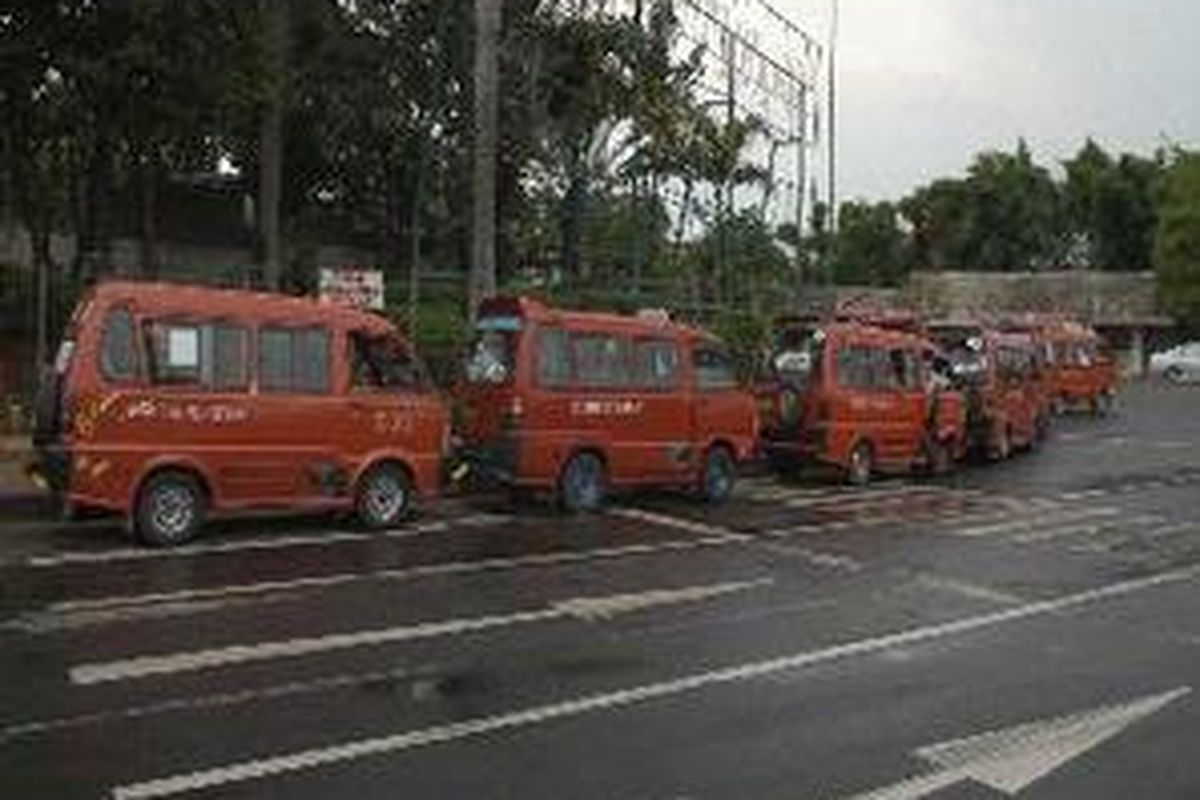 Sejumlah angkot antre di jalan