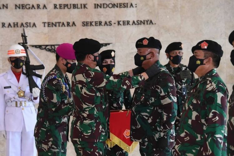 Panglima TNI Marsekal TNI Hadi Tjahjanto memimpin upacara penyerahan jabatan Kepala Staf Umum (Kasum) TNI Letjen TNI Ganip Warsito di Mabes TNI, Cilangkap, Jakarta Timur, Senin (1/2/2021).