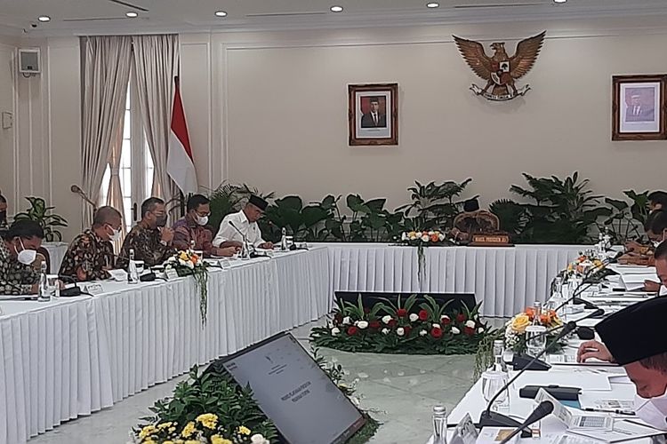 Wakil Presiden Ma'ruf Amin memimpin rapat kerja percepatan stunting di 12 provinsi prioritas yang diikuti para perwakilan kepala daerah di Istana Wakil Presiden, Jakarta, Kamis (4/8/2022). 