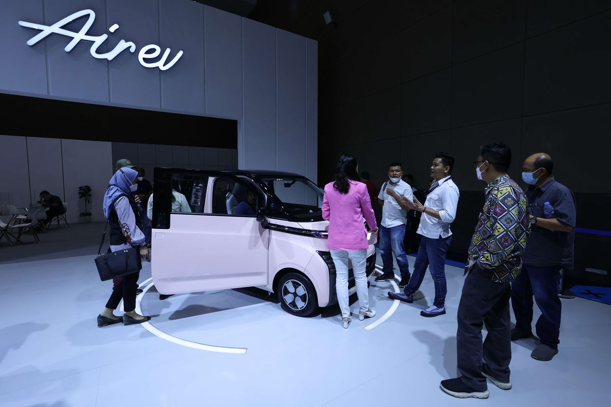 Pengunjung menyaksikan mobil listrik Wuling Air Ev di ajang Periklindo Electric Vehicle Show (PEVS) 2022 di JIExpo Kemayoran, Rabu (27/7/2022). Selain desainnya yang compact, pengisian daya Air ev bisa dilakukan di rumah dengan memperhatikan terlebih dahulu kapasitas listrik rumah, mengusung konsep easy home charging.