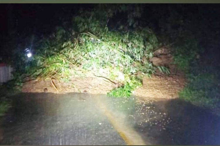 Material longsor yang menutupi jalur jalan pesisir selatan yang menghubungkan Provinsi Gorontalo dan Sulawesi Utara akibat hujan intensitas tinggi.