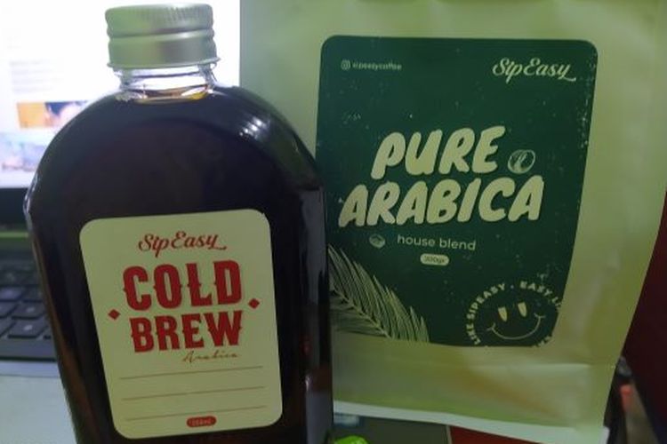 Pasangan kopi cold brew dan kemasan biji kopi arabika di SipEasy Coffee, Kebayoran Baru, Jakarta.