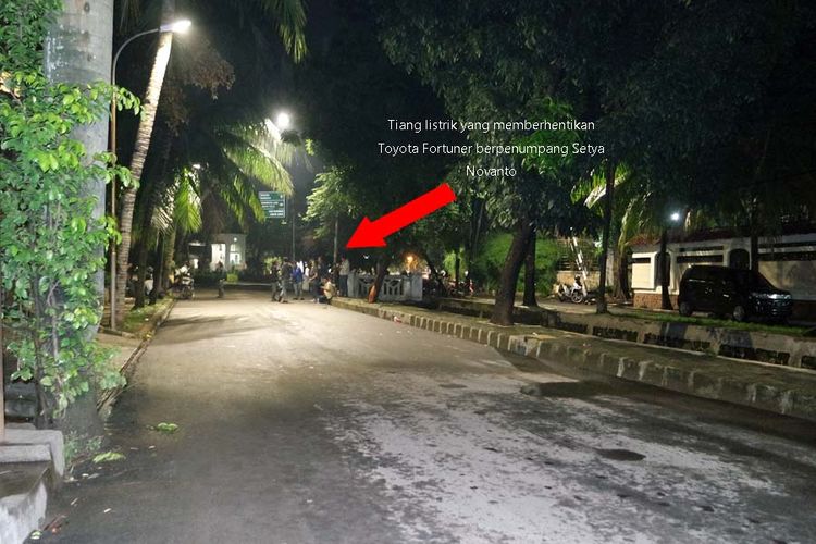 Lokasi kejadian kecelakaan yang melibatkan Ketua DPR Setya Novanto di Jalan Permata Berlian menuju arah Permata Hijau, Kamis (16/17/2017). 