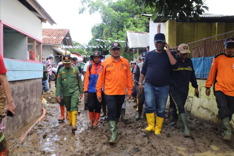 Wakil Bupati Garut (Seragam BPBD) meninjau salahsatu lokasi terdampak banjir bandang di Kecamatan Pamengpeuk Jumat (23/09/2022) (Dok Diskominfo Pemkab Garut)