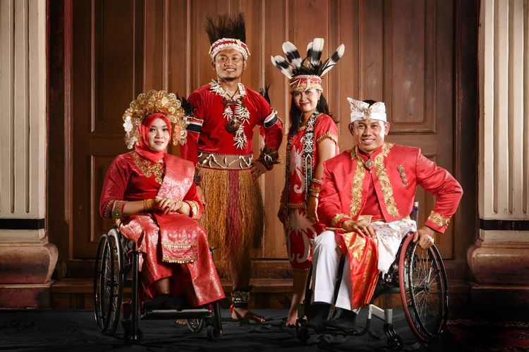 Hanik Puji Astuti (atlet para-menembak) dan Jaenal Aripin (atlet para-atletik), serta dua pendamping yang mendorong kursi roda yaitu Ajeng Widha Paramitha dan Purwo Adi Sanyoto mengenakan pakaian adat yang dimodikasi di Opening Ceremony Paralimpiade Tokyo 2020.
