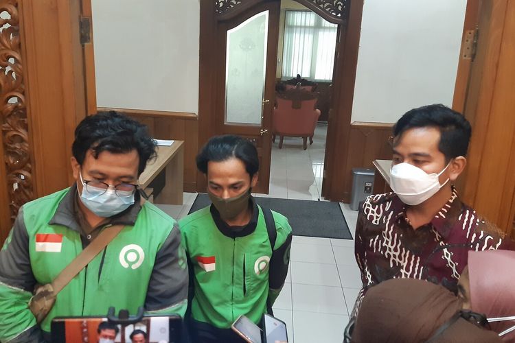 Wali Kota Solo, Gibran Rakabuming Raka bersama driver ojek online (ojol) yang viral ditangkap polisi karena mengantarkan minuman beralkohol pelanggan di Balai Kota Solo, Jawa Tengah, Selasa (15/6/2021).
