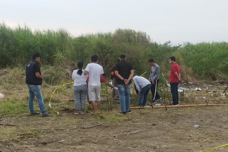 Istri Iwan Boedi saat mengikuti pencarian di lokasi pembunuhan. Jumat (16/9/2022)