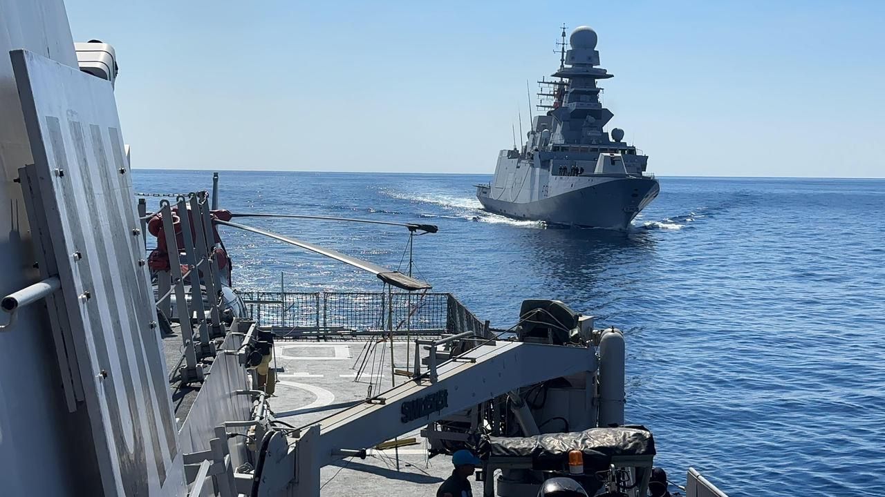 KRI Diponegoro Unjuk Gigi Saat Latihan dengan Kapal Fregat Italia ITS Carlo Bergamini di Laut Mediterania