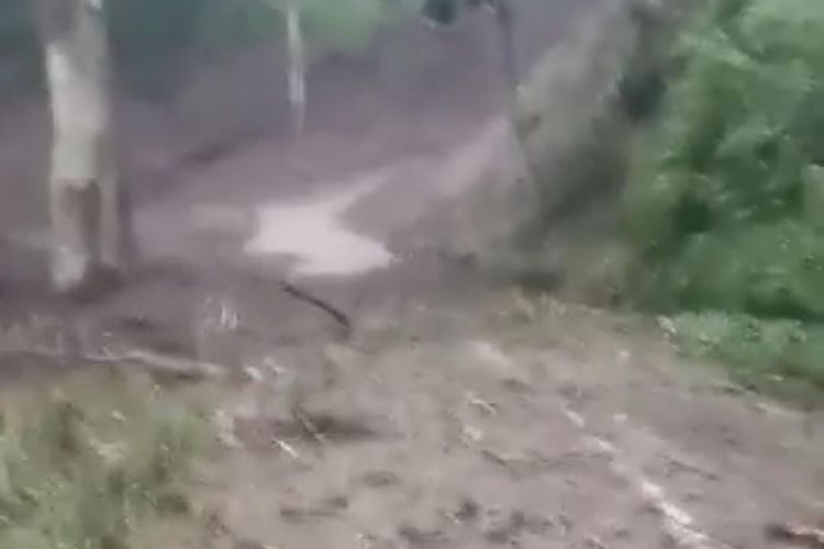 Hujan deras menyebabkan longsor di jalur kawah Ijen Bondowoso pada Senin (3/4/2023)