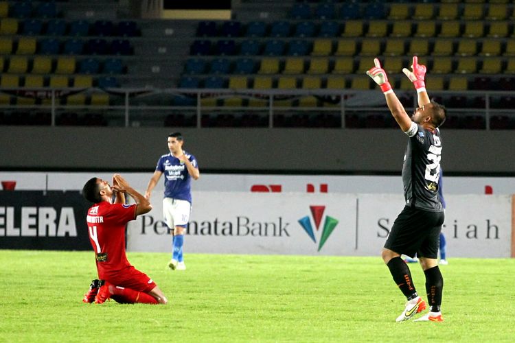 Bek Persija Yann Motta dan kiper Andritany Ardhiyasa merayakan gol Marko Simic kontra Persib Bandung pada laga lanjutan Liga 1 di Stadion Manahan, Solo, Sabtu (20/11/2021).