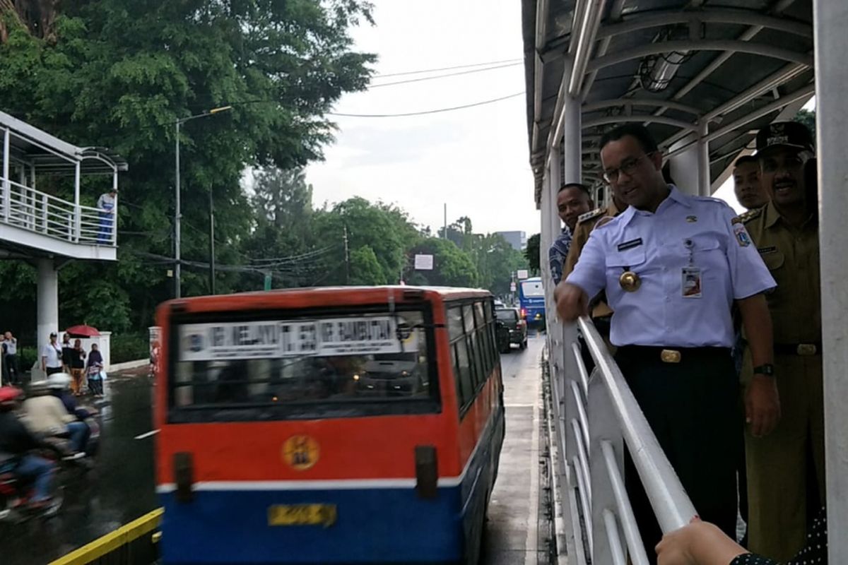 Gubernur DKI Jakarta Anies Baswedan melihat metromini menerobos jalur transjakarta atau busway di Halte Gelanggang Remaja, Jalan Otto Iskandardinata, Jakarta Timur, Senin (3/12/2018).