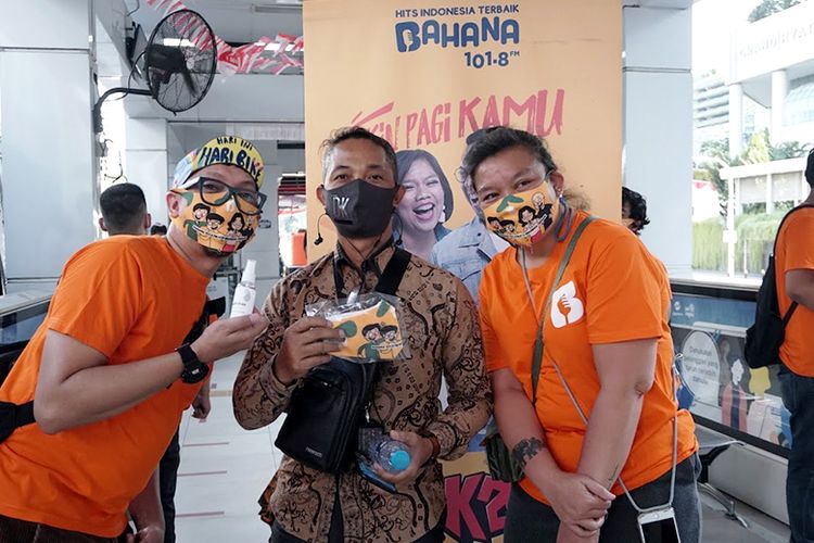 Tika & Udjo dari Project Pop yang merupakan penyiar pagi Bahana FM membagikan new normal kit di halte TransJakarta. 
