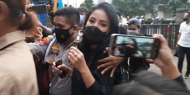 Nindy Ayunda saat keluar menuju mobil setelah menjalani pemeriksaan sebagai saksi kasus narkoba suaminya di Mapolres Jakarta Barat, Selasa (19/1/2021)