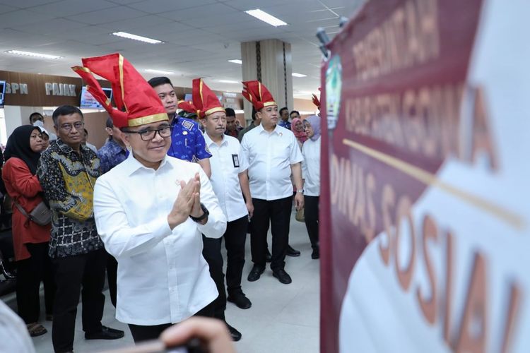 Menteri Pendayagunaan Aparatur Negara dan Reformasi Birokrasi (Menpan RB) Abdullah Azwar Anas saat meninjau MPP Kabupaten Gowa, Jumat (19/7/2024).
