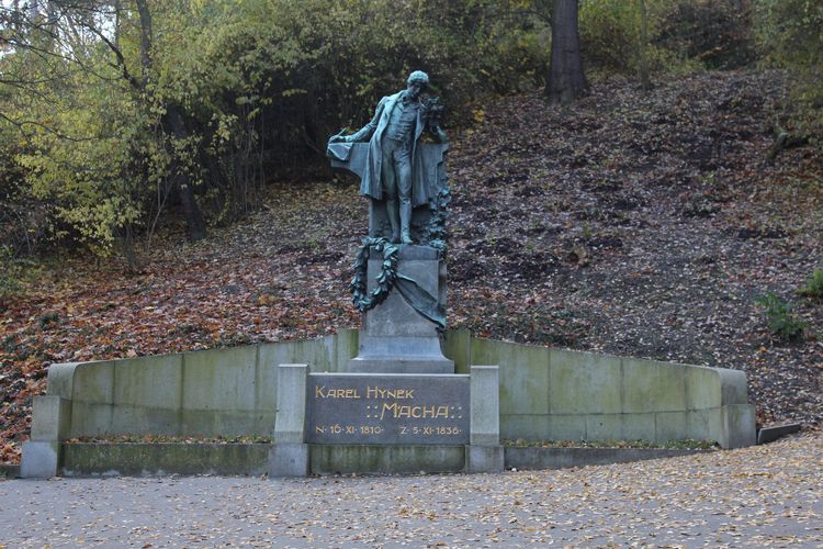 Patung penyair Karel Hynek Macha di Republik Ceko.
