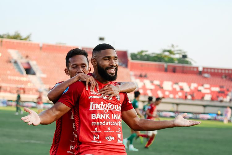 Selebrasi pemain Bali United Jefferson Assis usai menjebol gawang Persebaya Surabaya saat pertandingan pekan ke-16 Liga 1 2023-2024 yang berakhir dengan skor 3-1 di Stadion Kapten I Wayan Dipta Gianyar, Bali, Jumat (20/10/2023) sore.