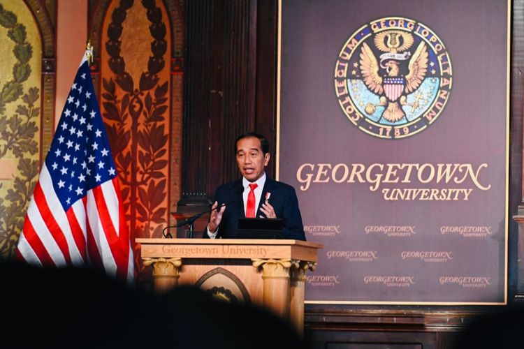 Presiden Joko Widodo saat memberikan kuliah umum kepada mahasiswa dan akademisi di Georgetown University, Washington DC, Amerika Serikat (AS) pada Senin (13/11/2023) waktu setempat. 