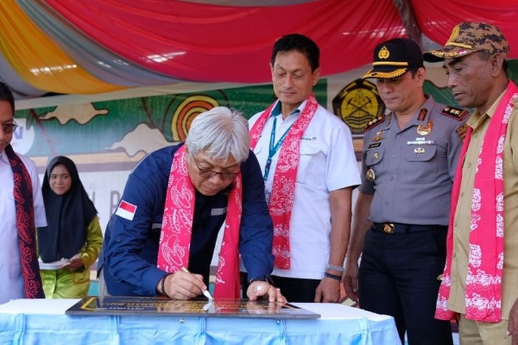 Bangun lapangan sepakbola, salah satu Program Pemberdayaan Masyarakat ANTAM di Halmahera Timur