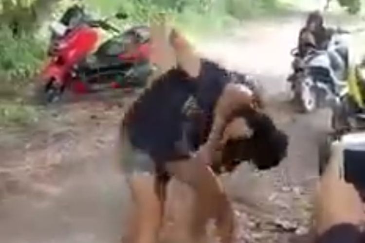 Tangkapan layar dari video viral yang menampilkan dua pelajar di Buleleng duel gara-gara ujian di sekolah