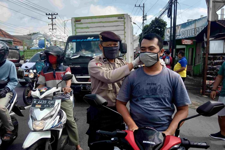 Persatuan Guru PJOK Kabupaten Semarang dan anggota Polsek Bergas membagikan masker.