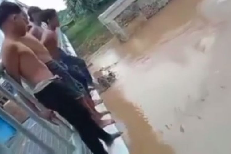 Tangkapan layar video remaja di Brebes melompat ke sungai saat membuat kontan. Satu dari 5 remaja tersebut tenggelam dan belum ditemukan