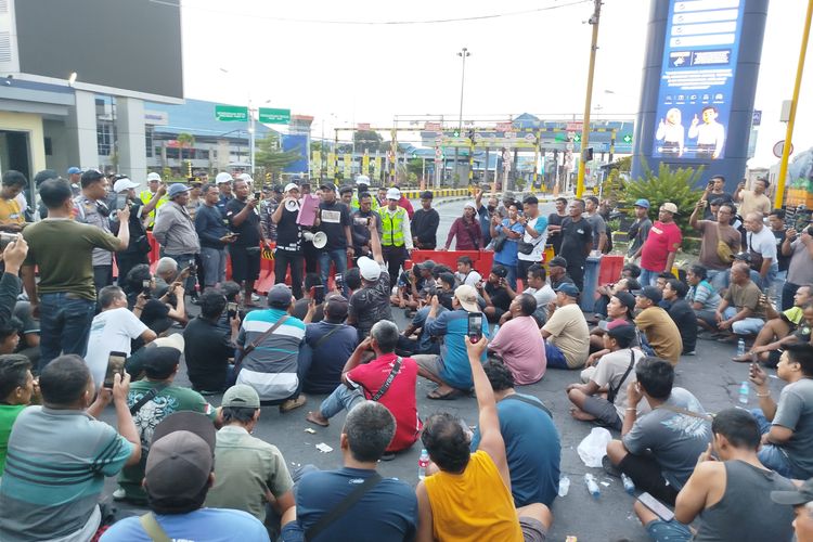 9 Hari Macet di Pelabuhan Ketapang, Para Sopir Geruduk Kantor ASDP