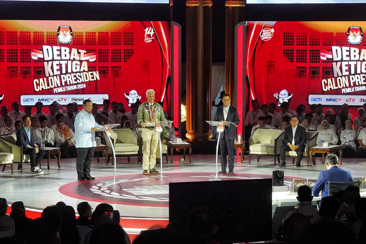 Suasana saat tiga capres mengikuti Debat Calon Presiden Pemilu 2024 Putaran Ketiga di Istora Senayan, Kompleks Gelora Bung Karno, Jakarta, Minggu (7/1/2024). Ketiga calon presiden yaitu Anies Basweda, Prabowo Subianto, dan Ganjar Pranowo, hadir dalam acara ini. Ketiga capres tersebut saling adu mengungkapkan gagasan masing-masing akan tema debat yang diangkat. Tema debat capres putaran ketiga ini membahas isu pertahanan, keamanan, hubungan internasional, globalisasi, geopolitik, dan politik luar negeri.
