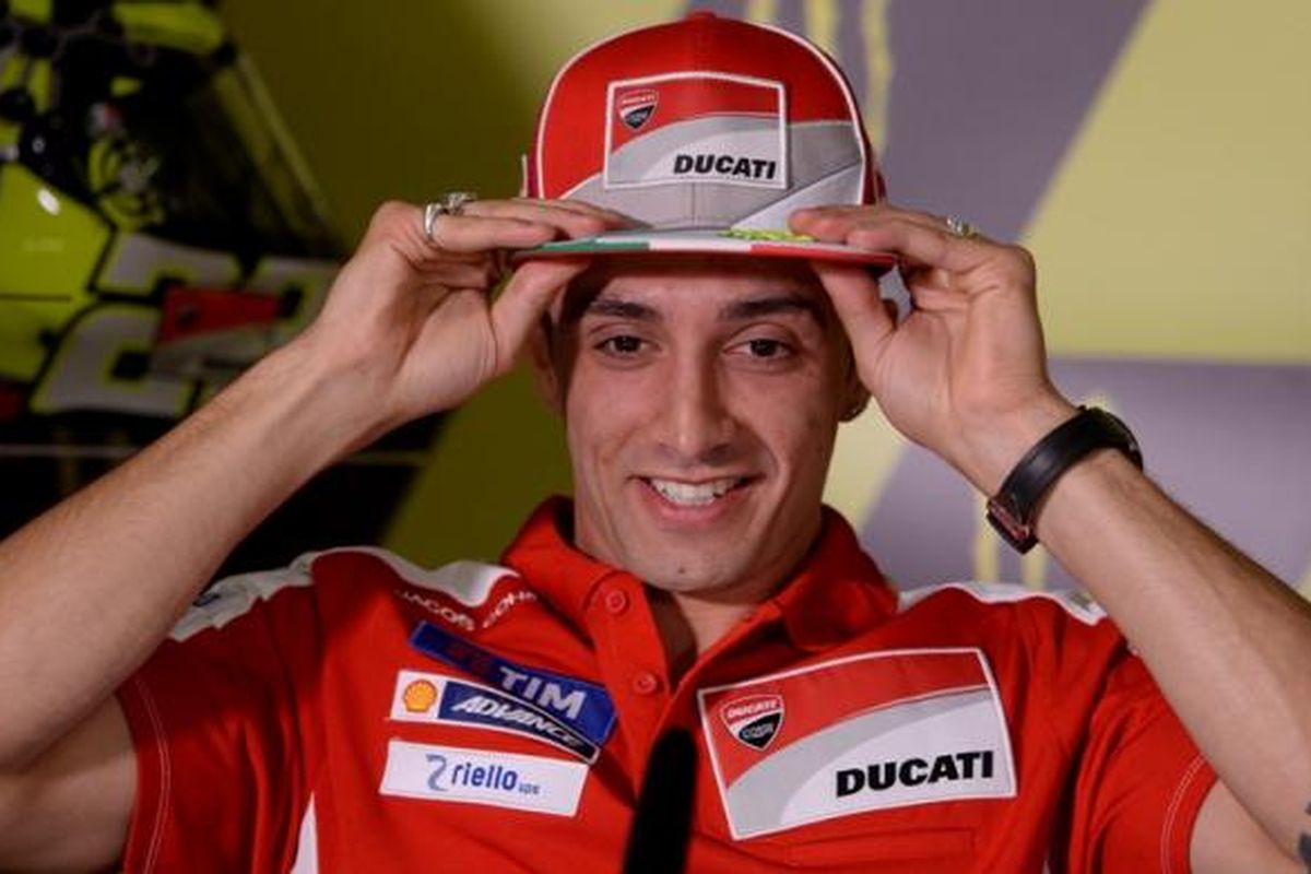 Pebalap Ducati Team asal Italia, Andrea Iannone, tersenyum dan membetulkan topi saat konferensi pers jelang GP Catalunya di Sirkuit Barcelona de Catalunya, Montmelo, Kamis (2/6/2016).