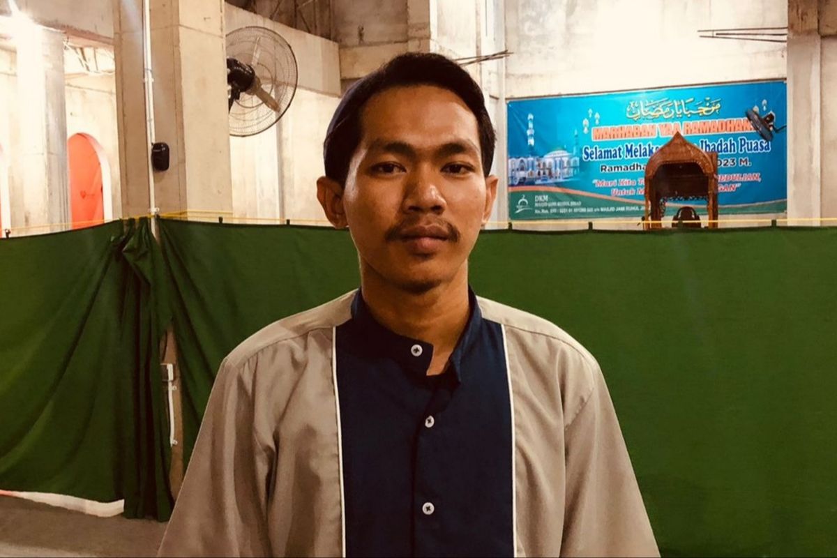 Rizky (23), seorang marbut di Masjid Jami Ruhul Jihad, Jagakarsa, Jakarta Selatan, yang tunawicara, Selasa (18/4/2023). 