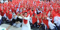 Ribuan Santriwati Berkerudung Merah Sambut Puti di Kediri
