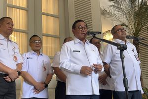 Viral Truk DLH Dituding Buang Sampah ke Kali, Pramono Larang TPS Sementara di Jakarta