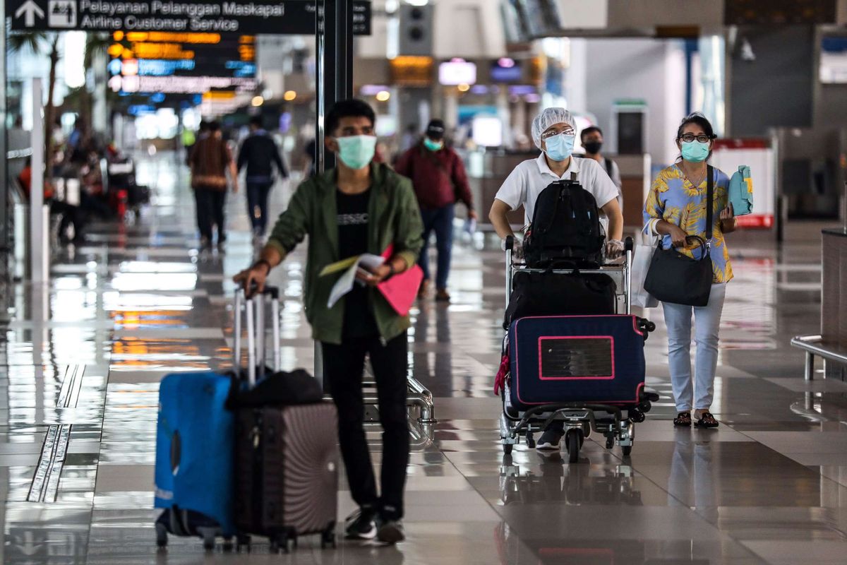 bPenumpang saat tiba di terminal 3 Bandara Soekarno-Hatta, Tangerang, Banten, Selasa (12/5/2020). PT Angkasa Pura II mengeluarkan tujuh prosedur baru bagi penumpang penerbangan rute domestik selama masa dilarang mudik Idul Fitri 1441 H di Bandara Internasional Soekarno-Hatta.