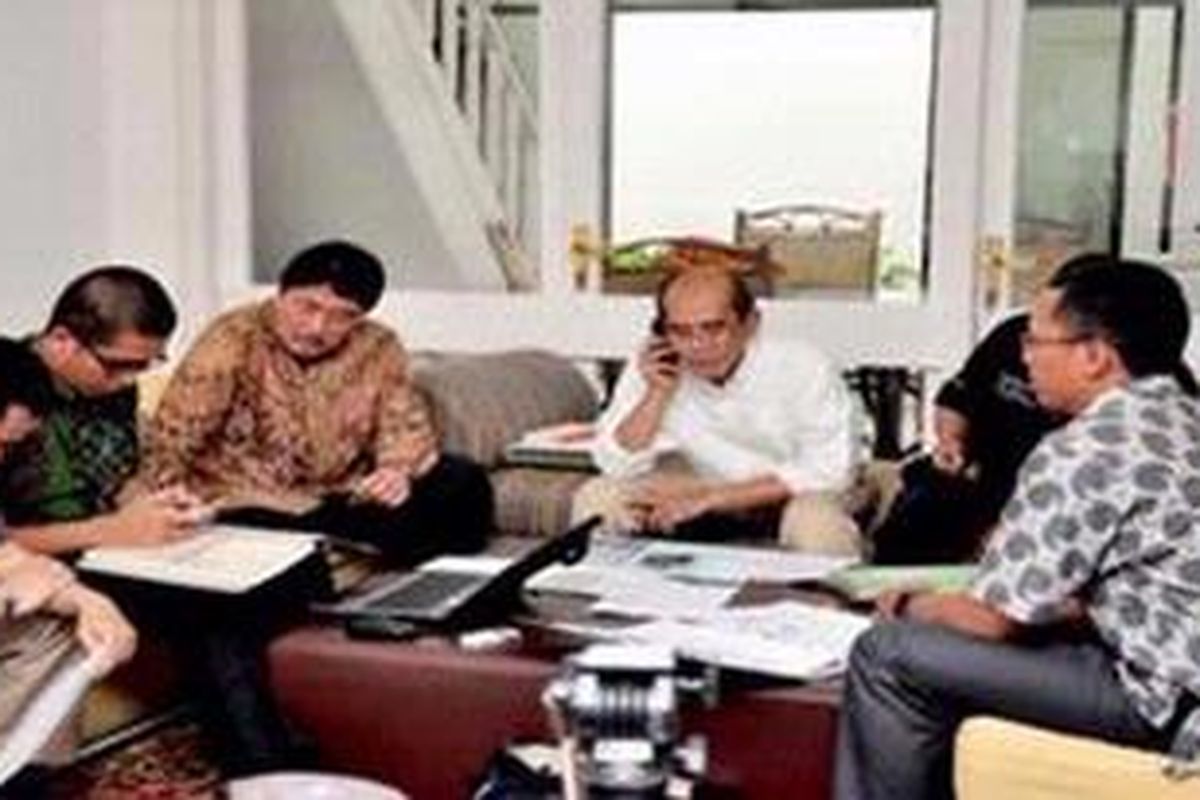 KPK mendatangi kediaman Faisal Basri di Jalan Ciemas, Kebayoran Baru, Jakarta Selatan, Kamis (7/6/2012), untuk memeriksa harta kekayaan calon gubernur dari jalur independen ini.