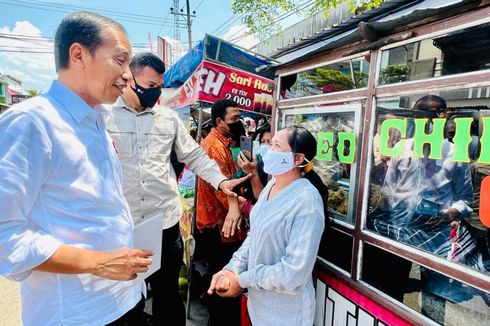 Kala Jokowi dan Iriana Blusukan, Bagi Bantuan hingga Truk Mainan di Pasar Rejoso Nganjuk