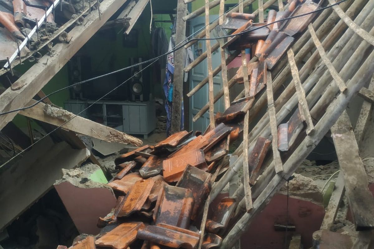 Kondisi rumah yang roboh di RT 004 RW 007, Kelurahan Bojong Pondok Terong, Kecamatan Cipayung, Depok, saat diterpa hujan deras disertai angin kencang pada Senin (20/3/2023) sore.