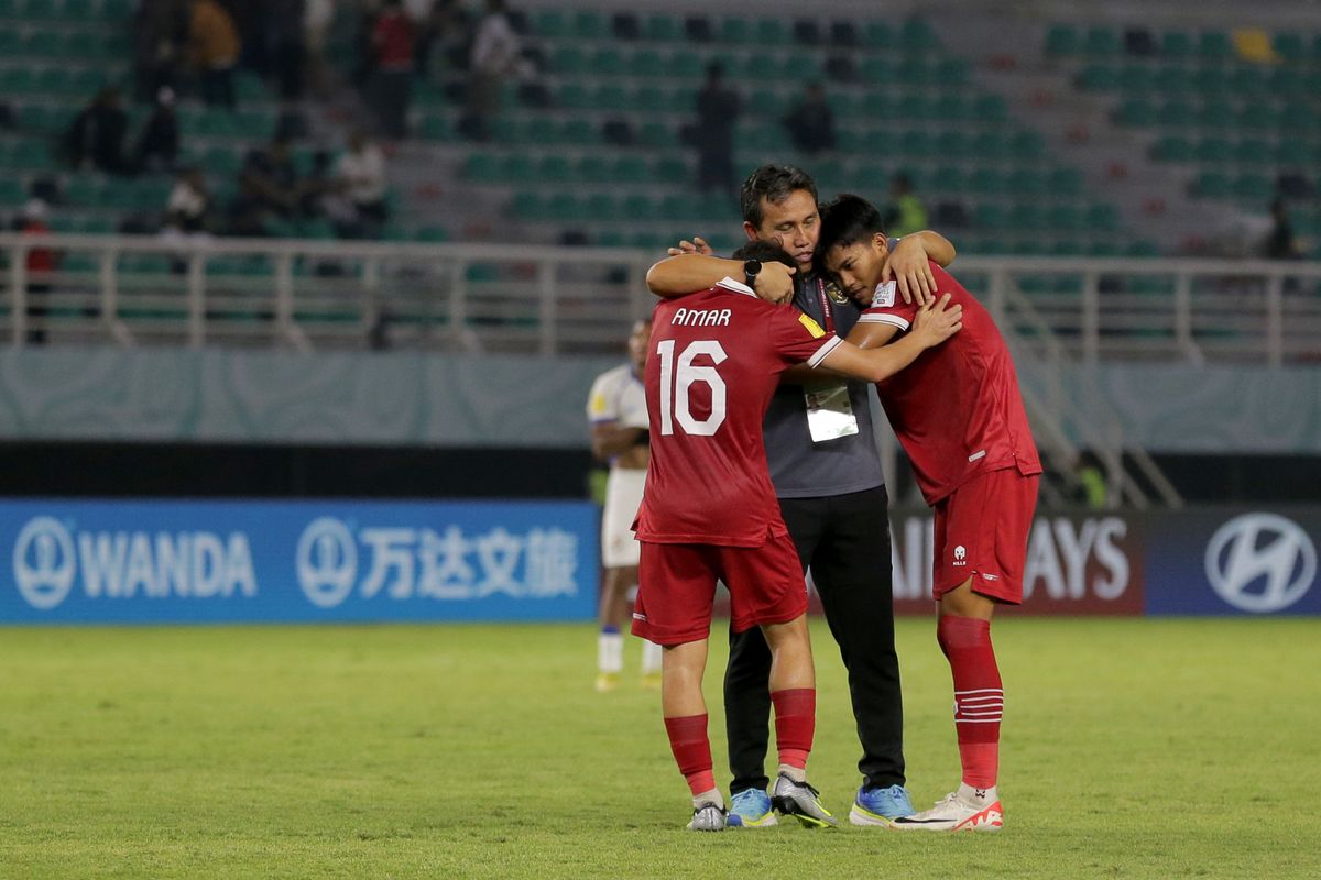 Pelatih Timnas Indonesia Bima Sakti memeluk pemain usai laga kedua babak penyisihan Grup A Piala Dunia U17 2023 Indonesia melawan Panama yang berakhir dengan skor 1-1 di Stadion Gelora Bung Tomo Surabaya, Jawa Timur, Senin (13/11/2023) malam.