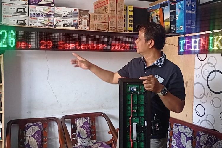 Pengusaha Jadwal Sholat Digital di Magetan Kewalahan Penuhi Permintaan pada Bulan Puasa
