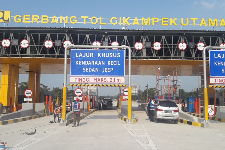 Gerbang Tol (GT) Cikampek Utama di Jalan Tol Jakarta-Cikampek.