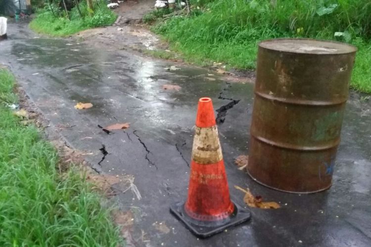 Tanah retak di jalan alternatif Magelang-Purworejo, Jawa Tengah, tepatnya di Dusun Karangkulon, Desa Kalijero, Kecamatan Salaman, Kabupaten Magelang, Rabu (29/11/2017).