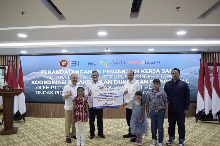 Penyerahan bantuan dana sebesar Rp 407.244.000 kepada korban dan keluarga aksi terorisme di Kaltim. (Dok. PKT)