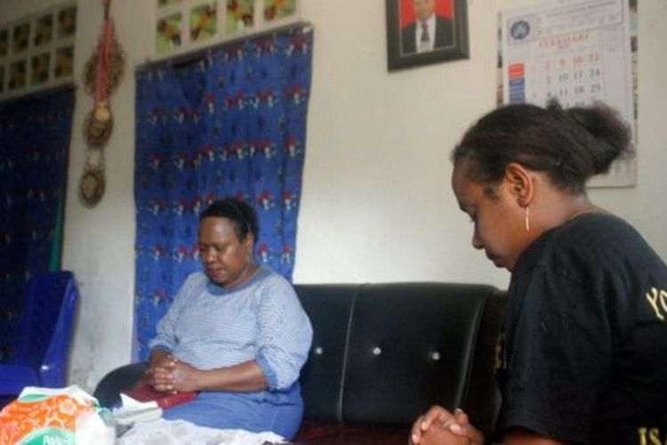 Warga saat berdoa di dalam rumah secara mandiri di Kota Sorong, Papua Barat, (7/2) untuk memohon agar Covid-19 segera berlalu. 