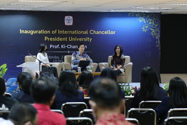 President University (Presuniv) secara resmi memperkenalkan Prof. Ki-Chan Kim (tengah) sebagai International Chancellor pada Senin, 27 Februari 2023 di Auditorium Charles Himawan, Kampus Presuniv di Jababeka Education Park, Kota Jababeka, Cikarang.